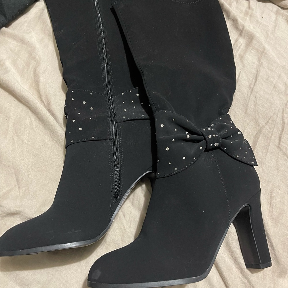 Women’s black suede sparkly bow boots brand new